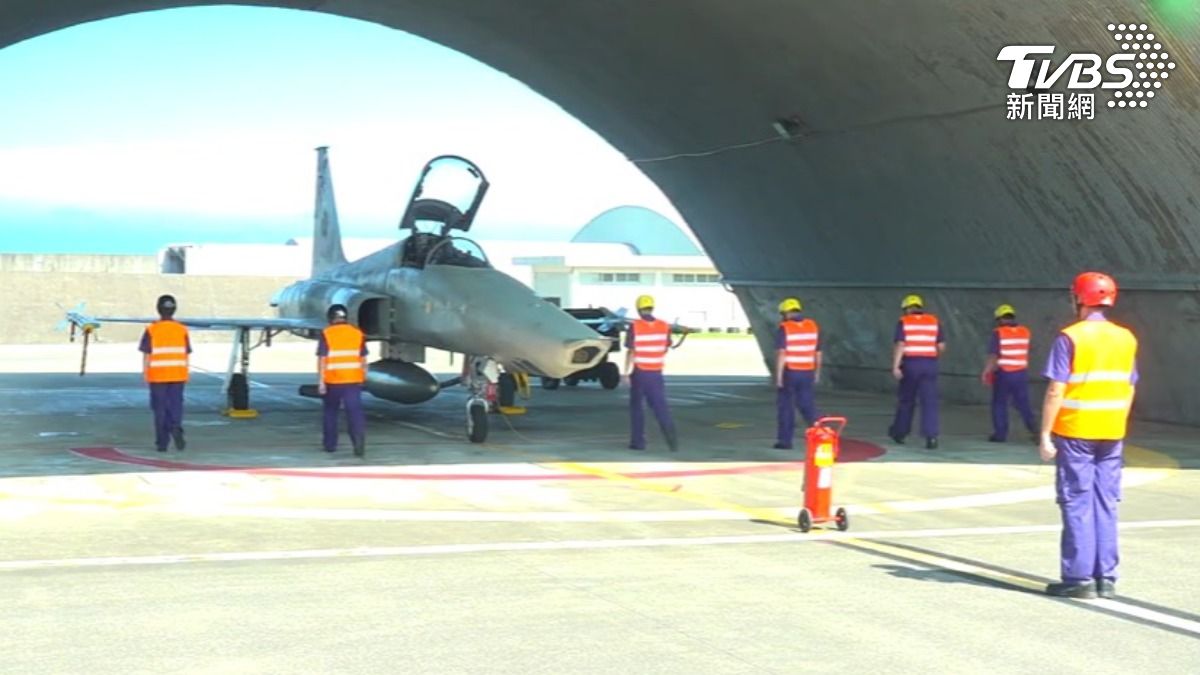 RF-5E偵察機7月4日正式退役,空軍展示最後掛彈。(圖/TVBS)