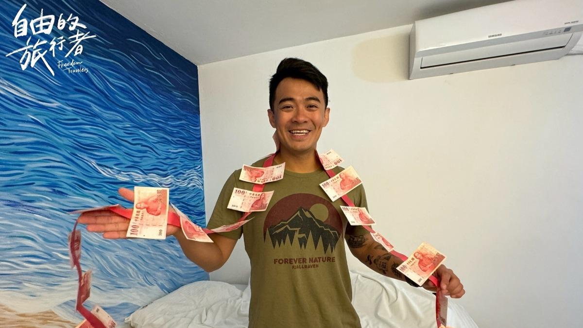 主持人融融準備鈔票項鍊,送給圖佳妹妹的婚禮祝福。(圖/八大提供)