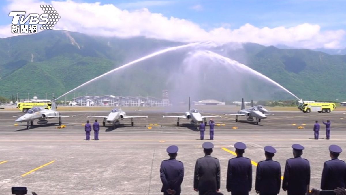 五架F-5戰機通過水門,隨著國防部副部長宣讀解戰命令,F-5系列戰機正式除役。(圖/TVBS)