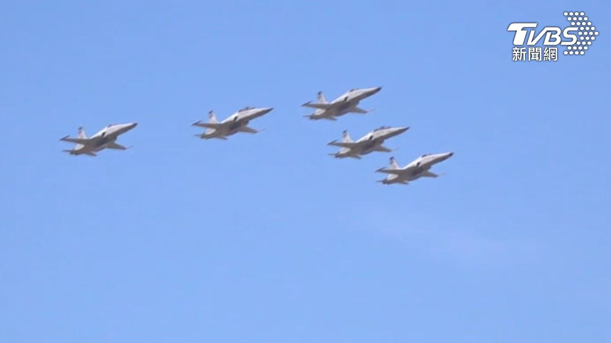 最後一舞!五架F-5戰機編隊飛行衝場,場面震撼。(圖/TVBS)