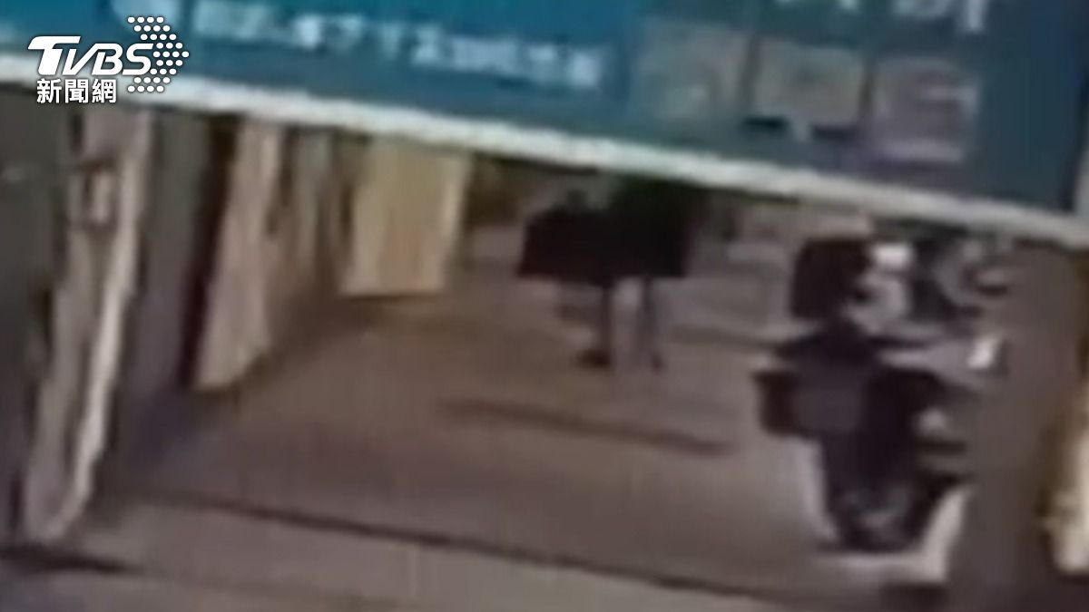 男子提著裝有瓦斯槍與刀具的袋子進入大樓。(圖/TVBS)