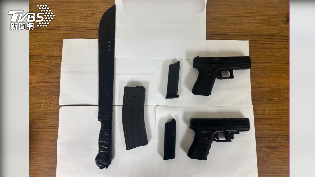 警方查獲瓦斯手槍、彈夾與刀具。(圖/TVBS)