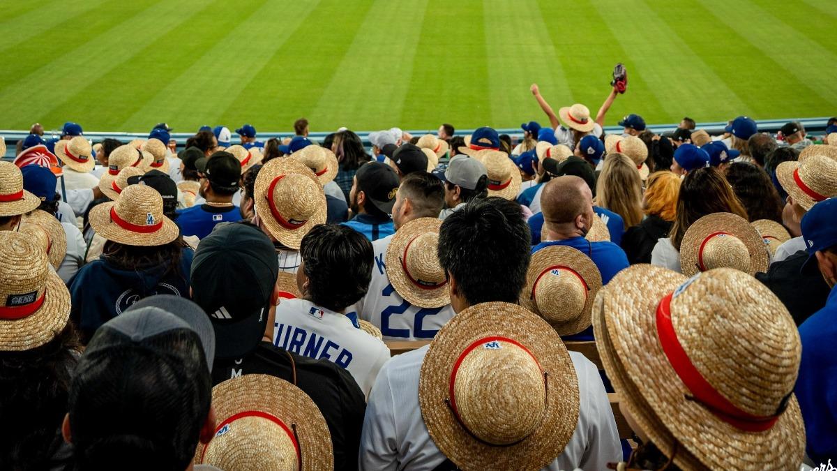 許多觀眾戴著魯夫帽。（圖／取自X@Dodgers）