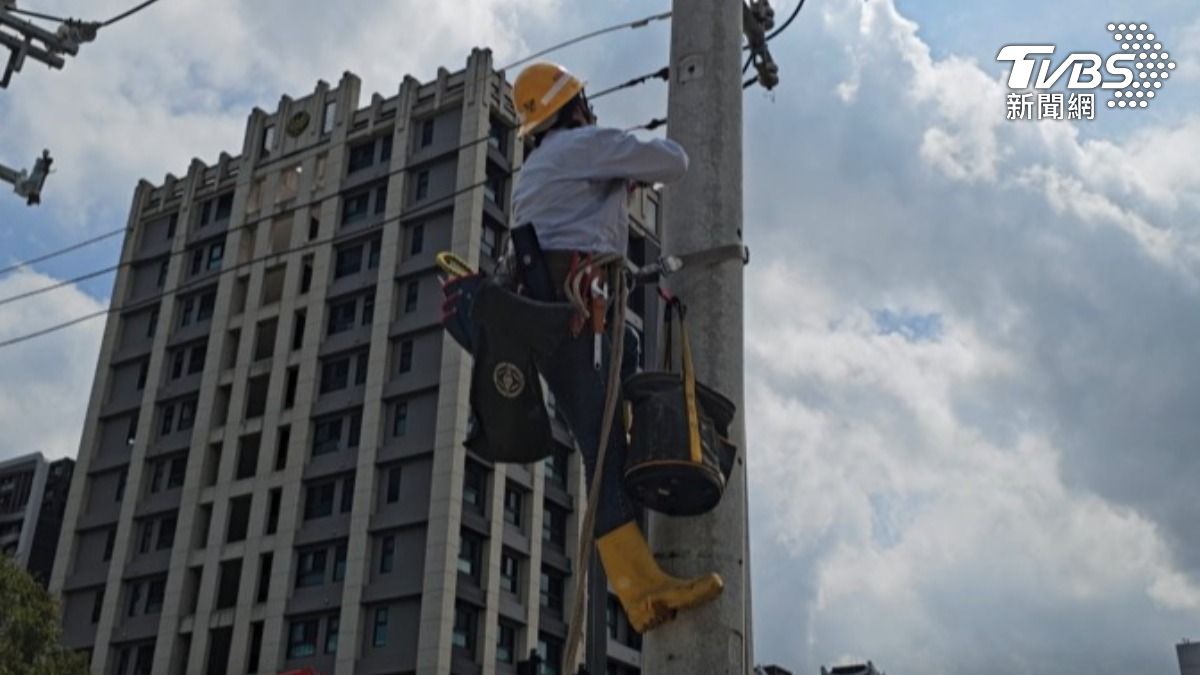 台電學員爬上12公尺高的電線桿。(圖/TVBS)