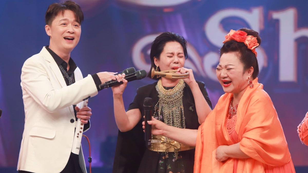 錦雯（中）吹卡祖笛讓白冰冰笑翻。（圖／民視提供）