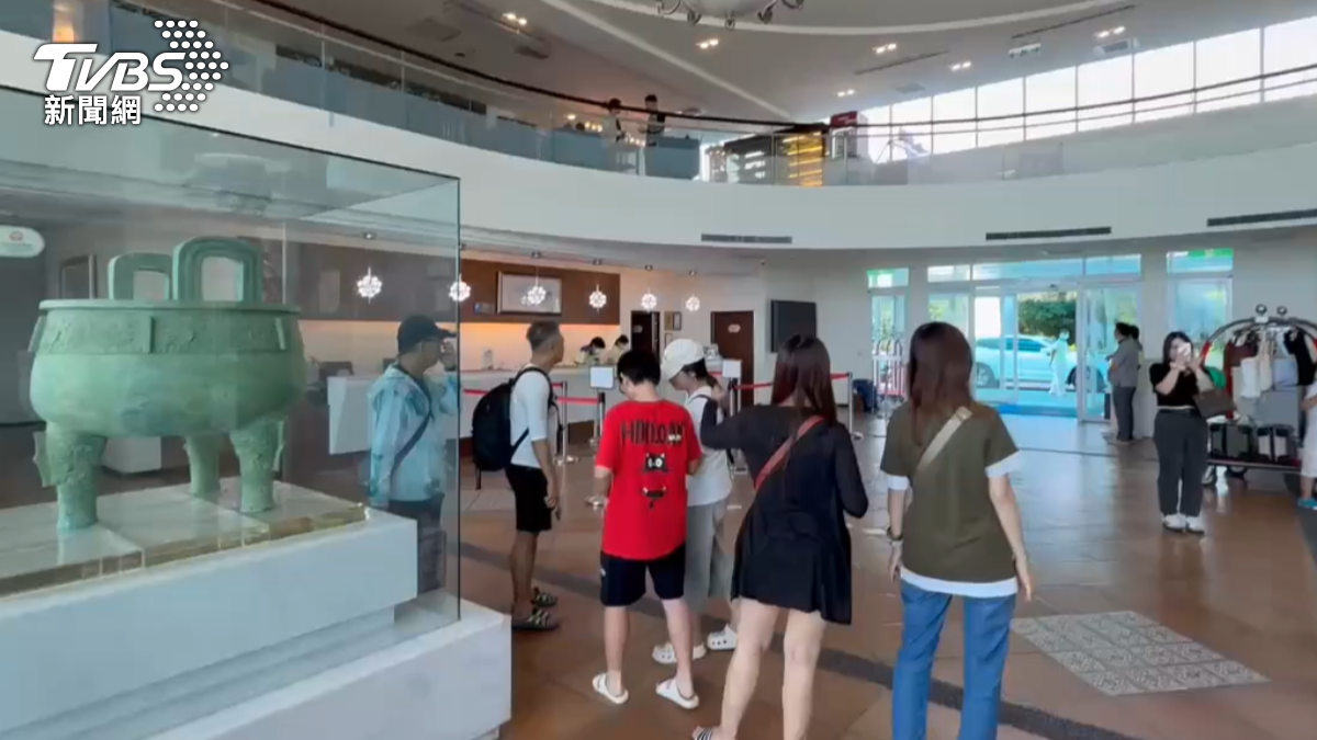 墾丁天氣則維持晴朗，週五下午許多旅客湧入飯店辦理入住。（圖／TVBS）