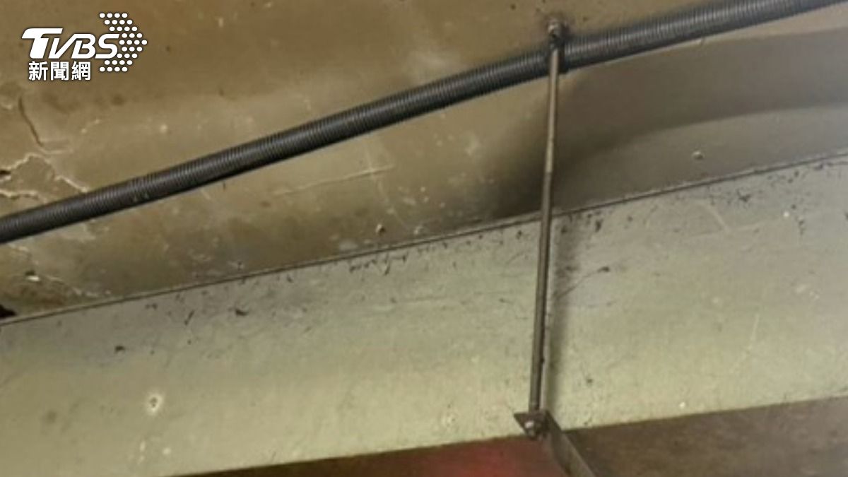 冰箱上方通風設備不潔。(圖/台北市衛生局提供)