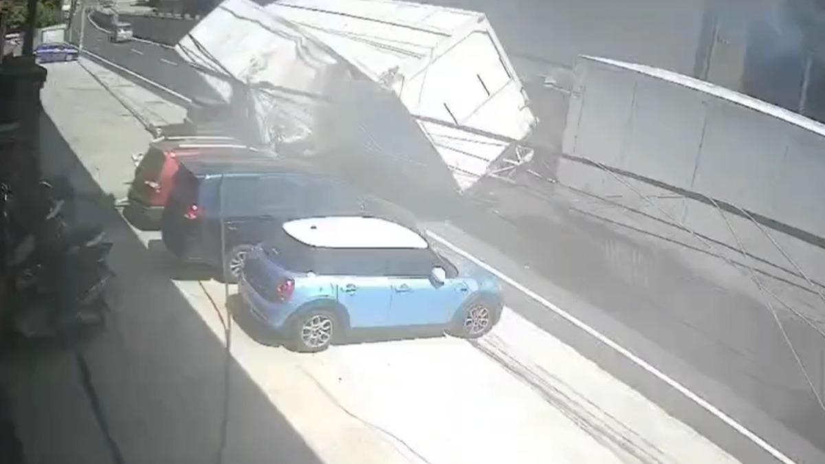 貨櫃鷗翼車門撞斷電線桿。(圖/翻攝記者爆料網)