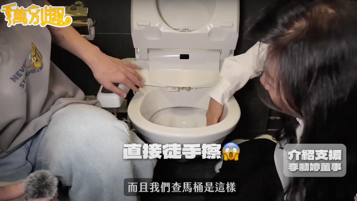 飯店董事親自介紹飯店馬桶的乾淨度。（圖／星展娛樂提供）