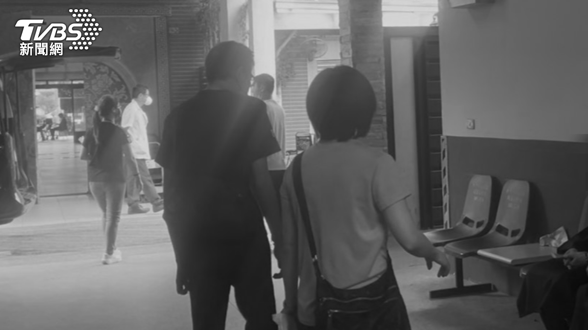 上午阿公的廖姓妻子、兒子、媳婦與其他親友皆抵達佈置靈位。（圖／林冠丞攝）