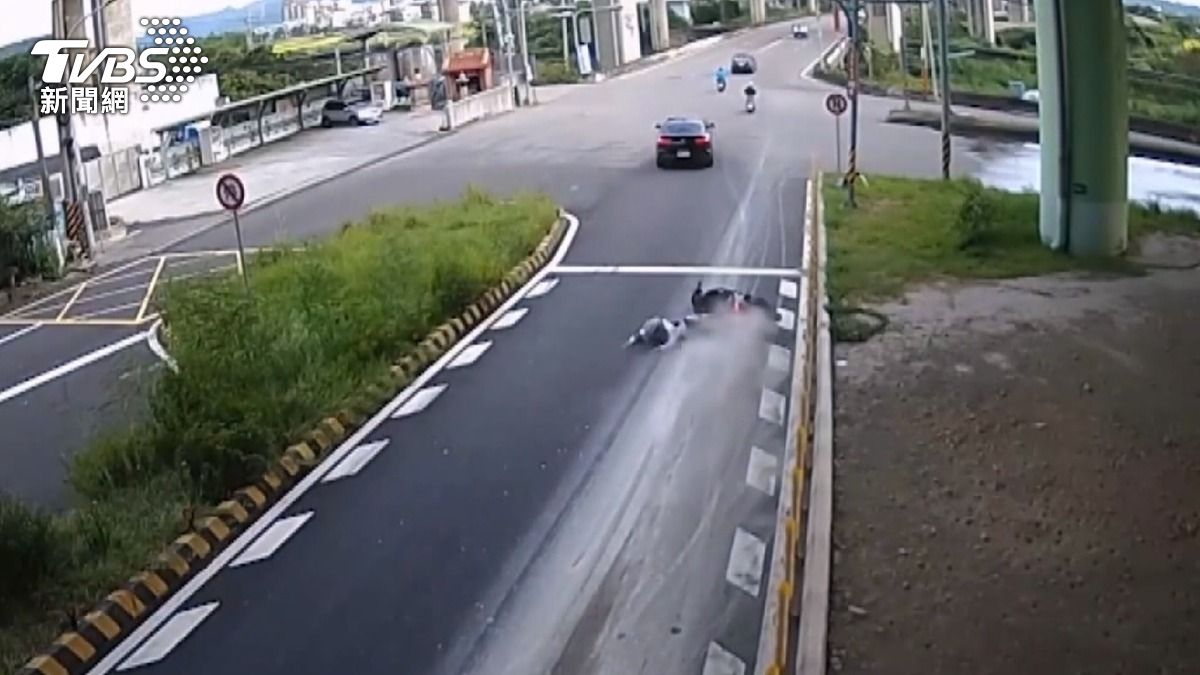 「滑壘式摔飛」騎士驚險畫面曝！砂石車肇禍恐涉公共危險罪。(圖／警方提供)