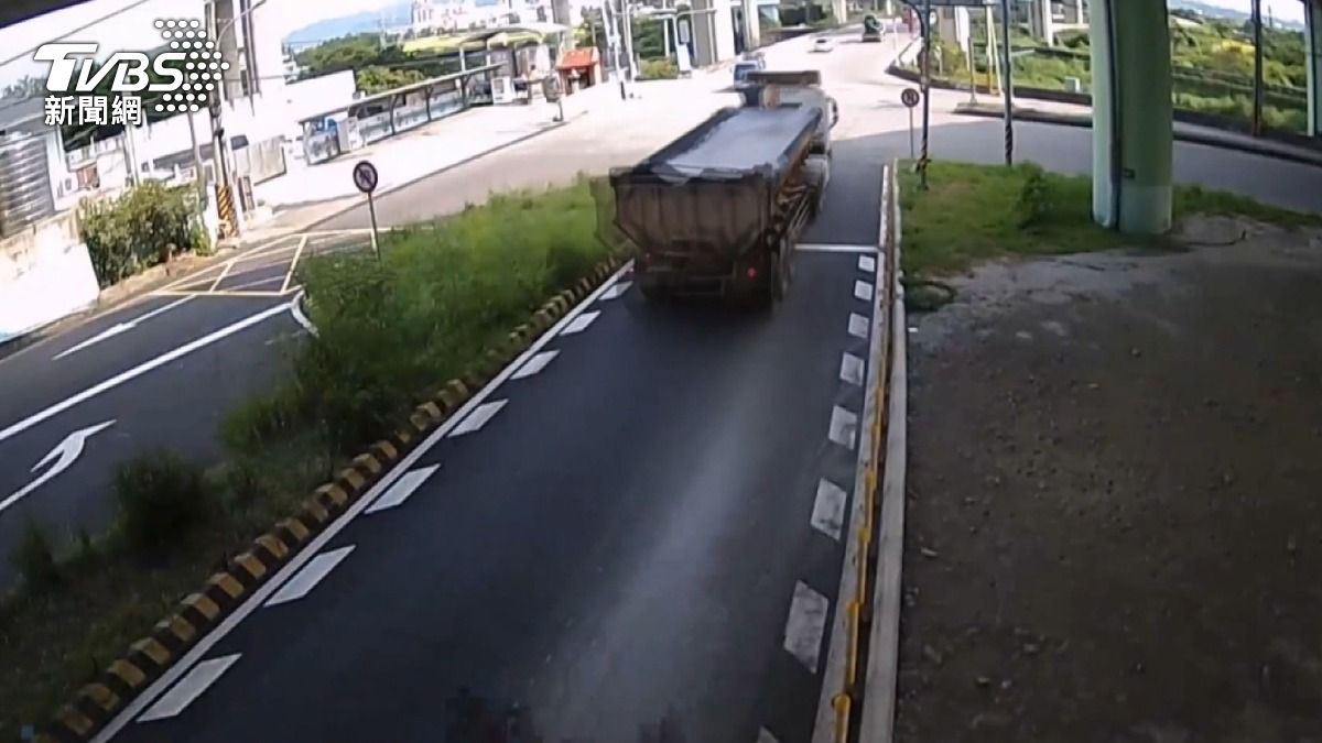 騎士滑壘式摔飛　苗栗砂石車惹禍了。(圖／警方提供)