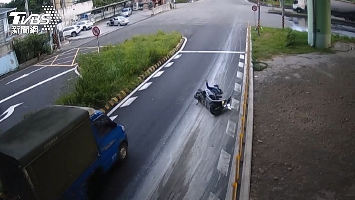 砂石車撒泥漿害2騎士摔車　32歲女騎士四肢擦傷送醫。(圖／警方提供)