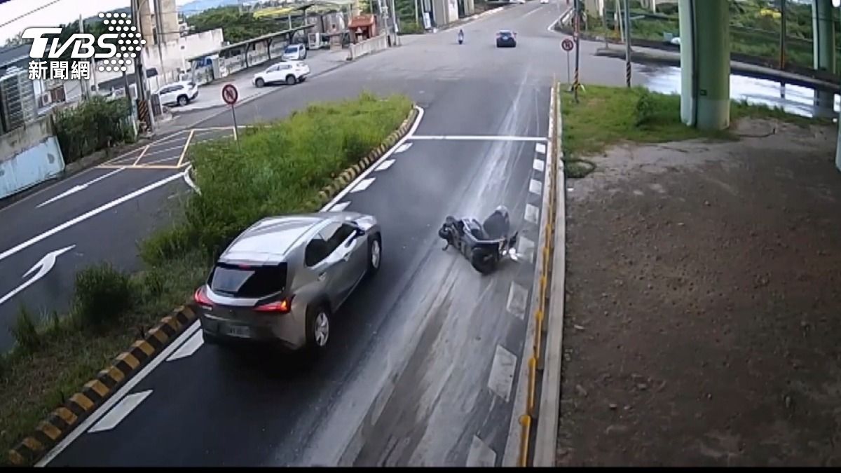 砂石車滲漏「粿粉泥漿」　10分鐘內2騎士慘摔。(圖／警方提供)
