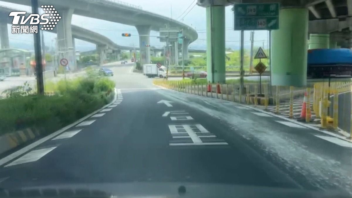 路面成「粿粉」 砂石車滴泥漿惹禍。(圖／警方提供)