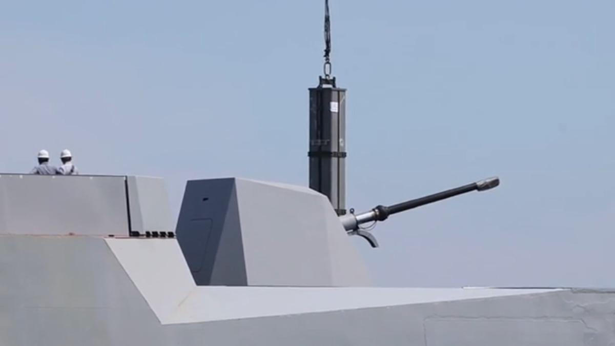承德軍艦艦艏甲板B砲位的「華陽垂直發射系統」，是性能提升工程的重點。（畫面來源：蘇嘉健提供）