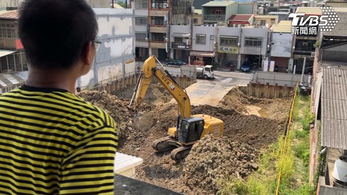 南投建案挖到鄰居家崩壞！建商嗆：舊房子本來就會壞。(圖／TVBS)