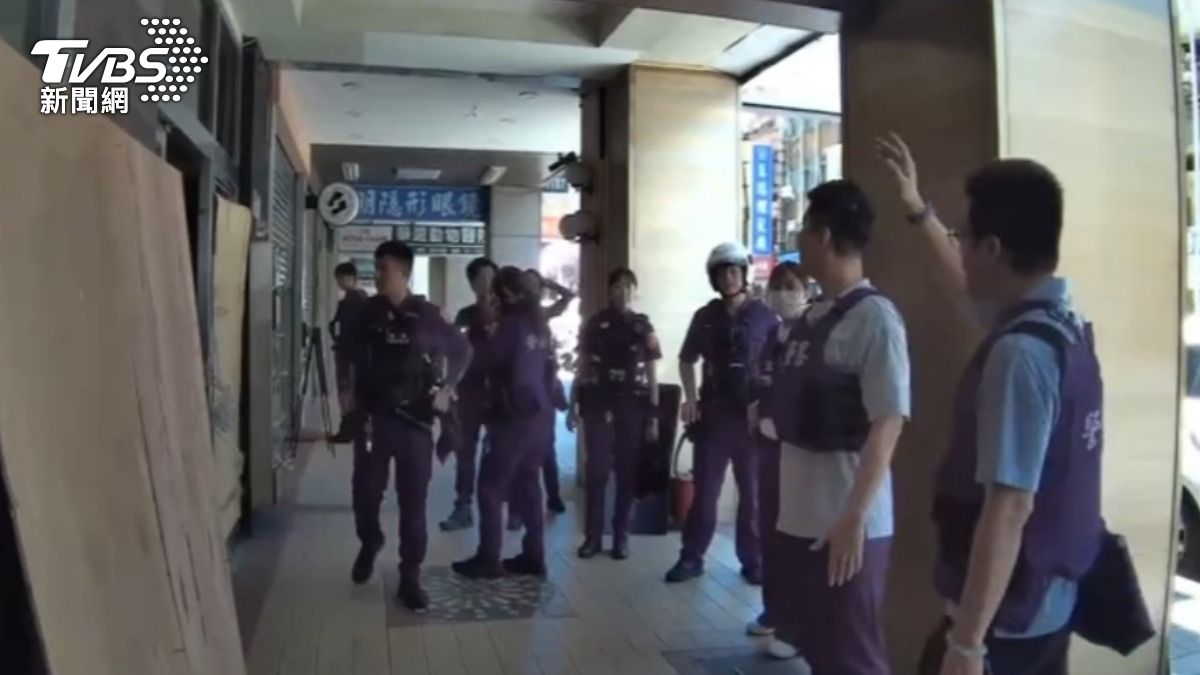 持槍闖廢棄樓,生存遊戲沒開始就OVER。(圖/TVBS)