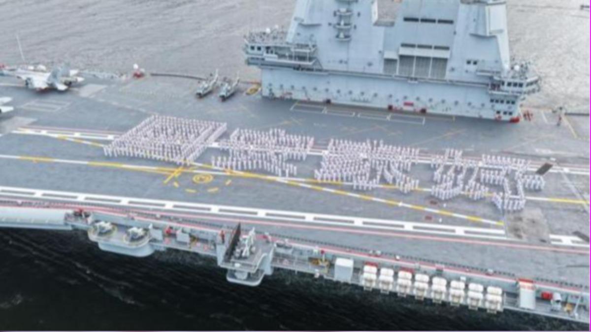 山東艦秀直9.直18，斜形起飛位和圓球雷達曝。（圖／百度）