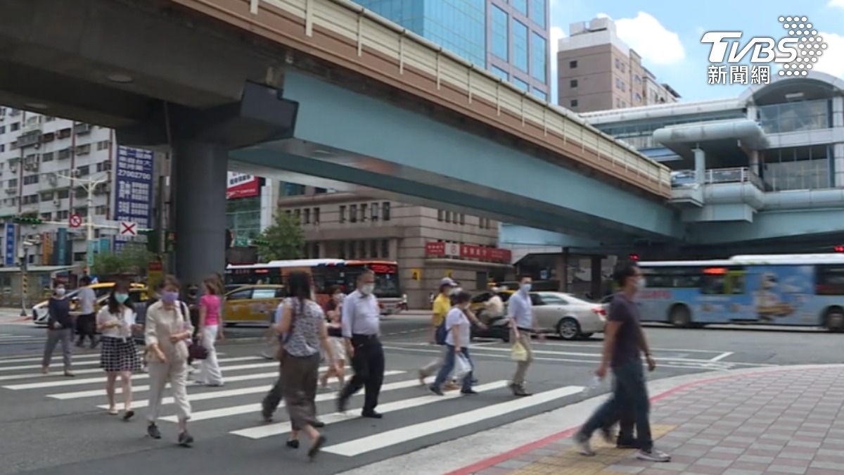通膨、房價影響下,國內中產階級也常感到入不敷出。(圖/TVBS)