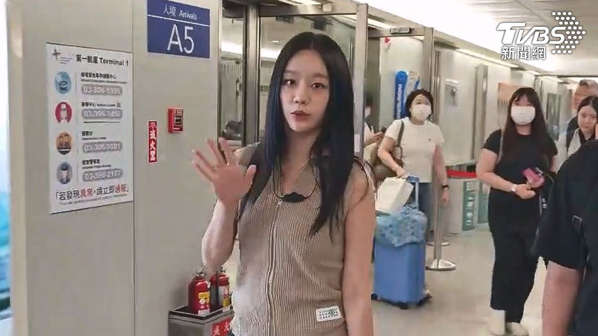 惠利熱情揮手，但表情冷靜。（圖／林志偉攝）