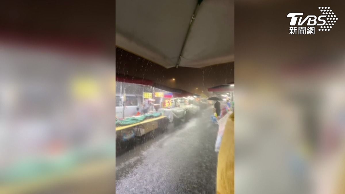 對流雲系北移!發布豪雨特報台中夜市攤販急收商品。(圖/ 翻攝threads yochi0331)