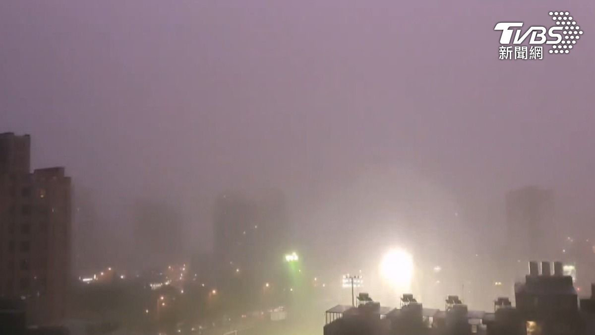 中南部豪大雨來襲 台中低窪區嚴重積水。(圖/TVBS)