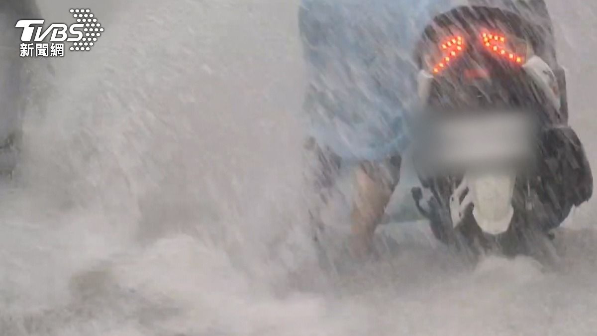 雲林積水深超腳踝 暴雨釀多輛機車熄火。(圖/TVBS)