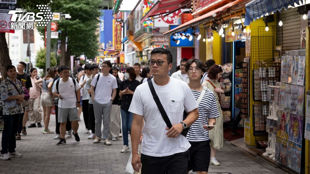 資料照,日本秋葉原街道上的外國觀光客。(圖/達志影像Newscom)