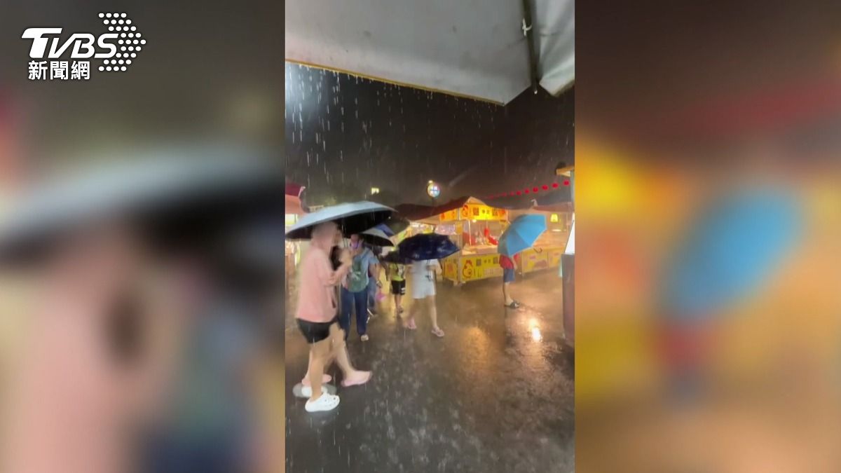 台中雲林強降雨,旱溪夜市攤販手忙腳亂。(圖/threads yochi0331)