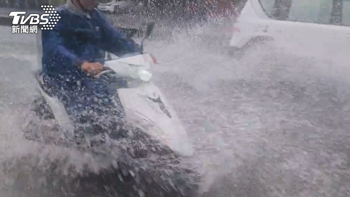 雲嘉豪雨特報 斗六「積水超過腳踝」機車拋錨。(圖/TVBS)