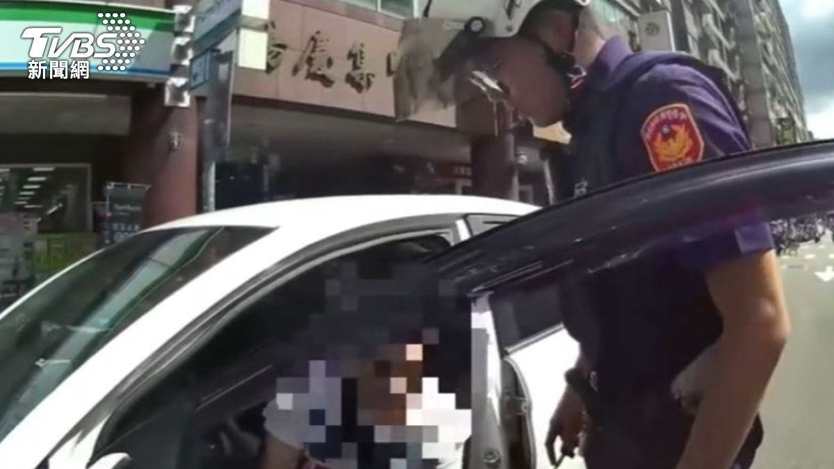 新北三重男車藏武士刀。(圖/警方提供)