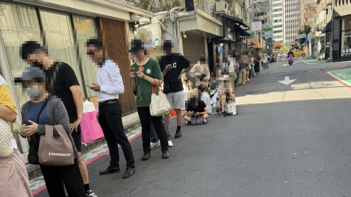 日本的生甜甜圈來台駐點,開幕首日吸引將近千人排隊。(圖/民眾提供)