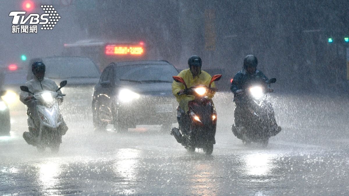 天氣/丹娜絲颱風「有登陸可能」!大雨襲2地 專家:今晚8點陸警