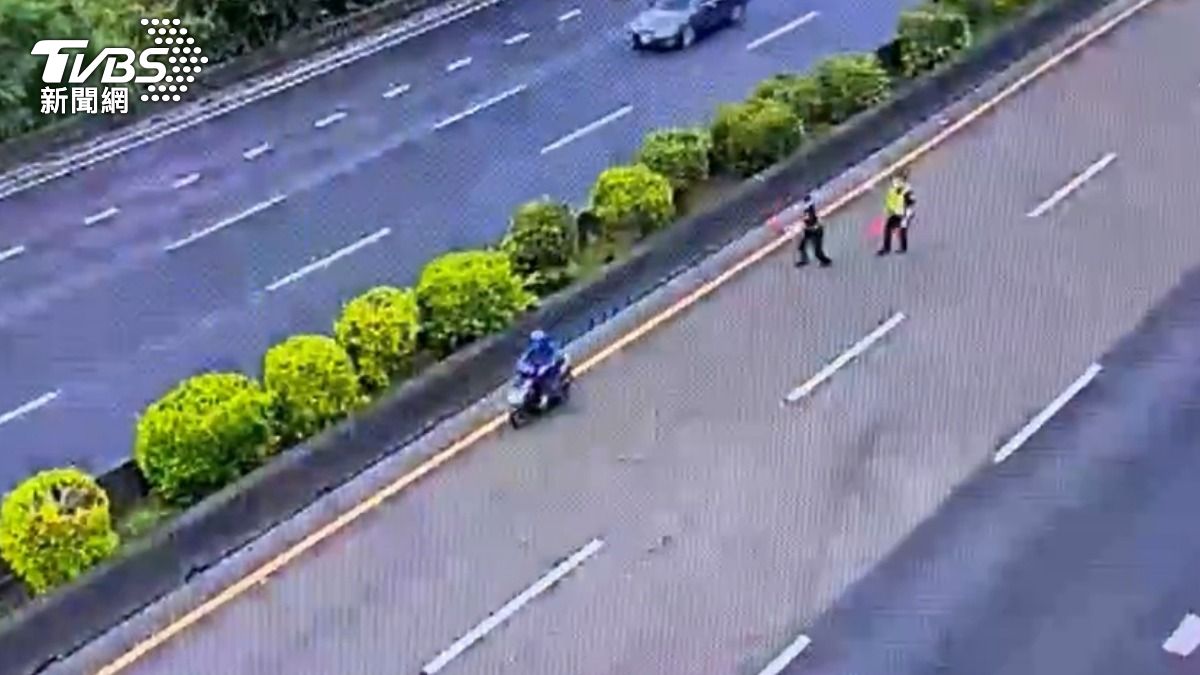 騎士不顧警方攔截,繼續逆向騎行。(圖/TVBS)