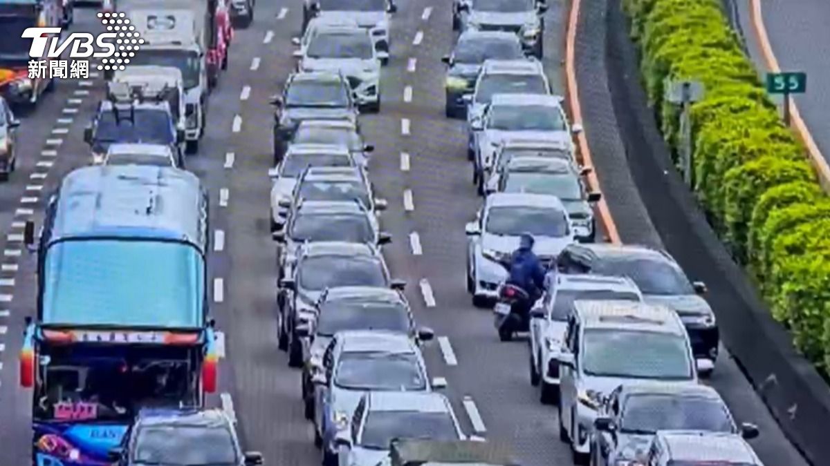 騎士繼續穿梭車陣中騎行。(圖/TVBS)