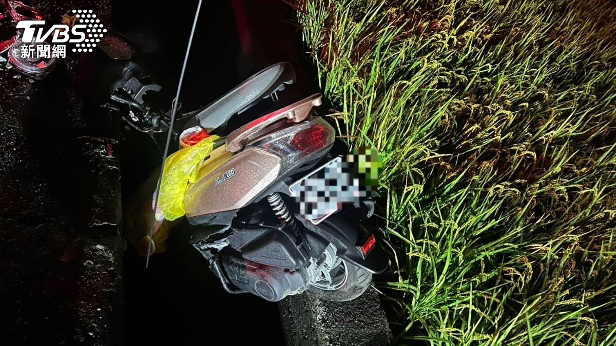 苗栗雙載機車倒插進水溝!母傷重不治 9歲童搶救中