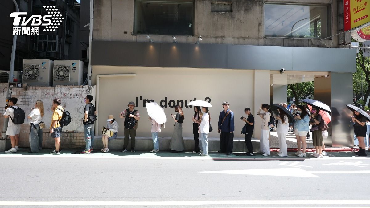 開幕首日多人排隊,店家卻沒有發放號碼牌。(圖/華子琛攝)