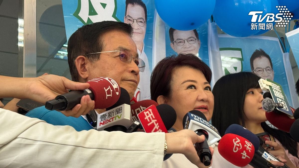 盧秀燕(中)幫賴士葆(左)站台。(圖/陳怡潔攝)