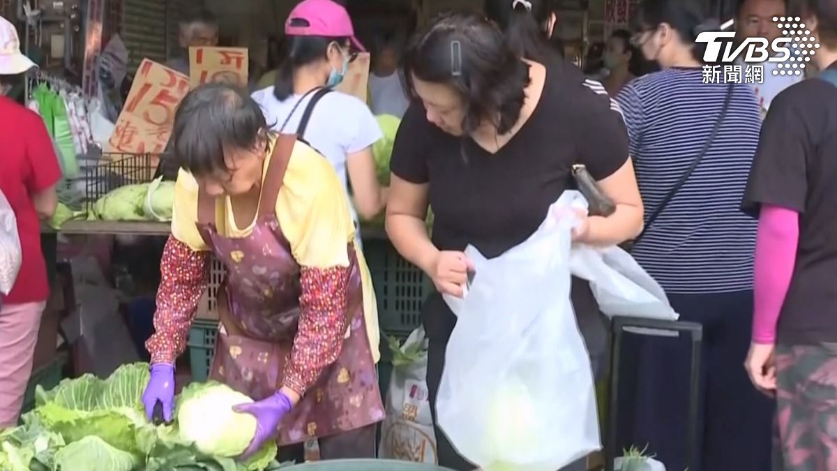 丹娜絲要來了！趕在颱風來之前，不少民眾到市場採買，高雄哈囉市場出現排隊結帳人潮。 （圖／TVBS）