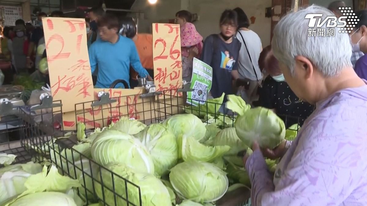 丹娜絲颱風來之前，不少民眾到市場採買，許多採買民眾大包小包，一口氣增加採買數量。 （圖／TVBS）