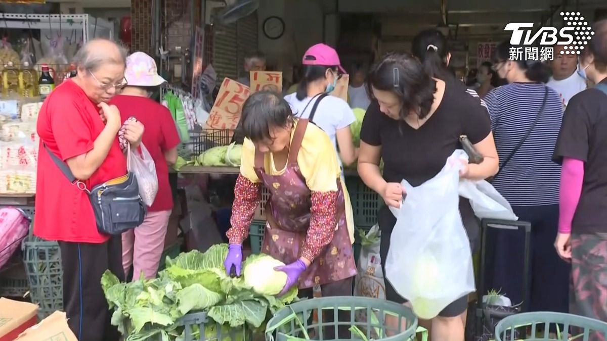 丹娜絲颱風來之前，不少民眾到市場採買，許多採買民眾大包小包，一口氣增加採買數量。 （圖／TVBS）