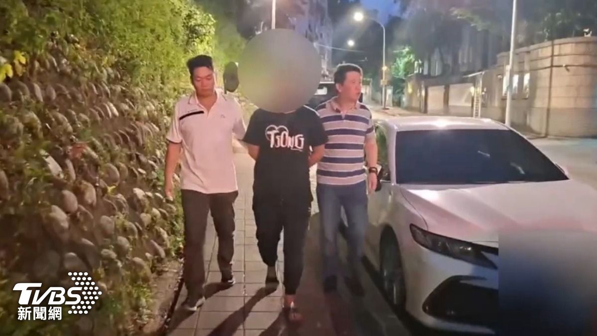 警方在內湖區住處查獲陳男。（圖／TVBS）
