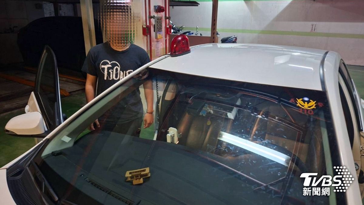 陳男在車輛違法裝設警鳴器，自行前往現場指揮交通。（圖／TVBS）