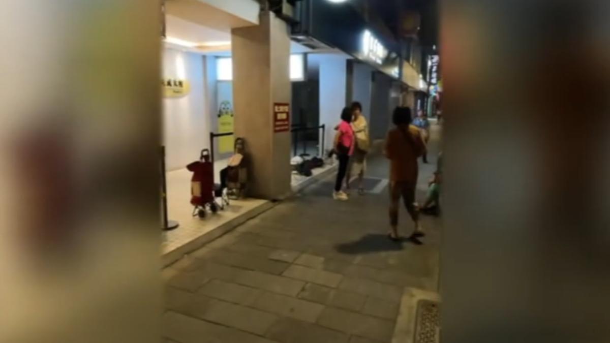 民眾不怕末日預言,夜排東區新開幕,門口成「野營場」。(圖/來源threads:dandans___)
