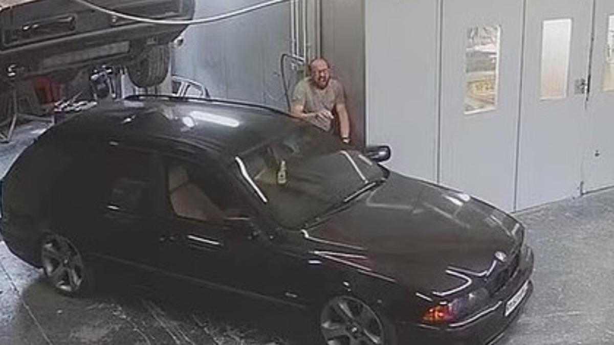 法拉爾被休旅車衝撞後,夾在車和牆壁中間,大聲哀號。(圖/翻攝自 Daily Mail)