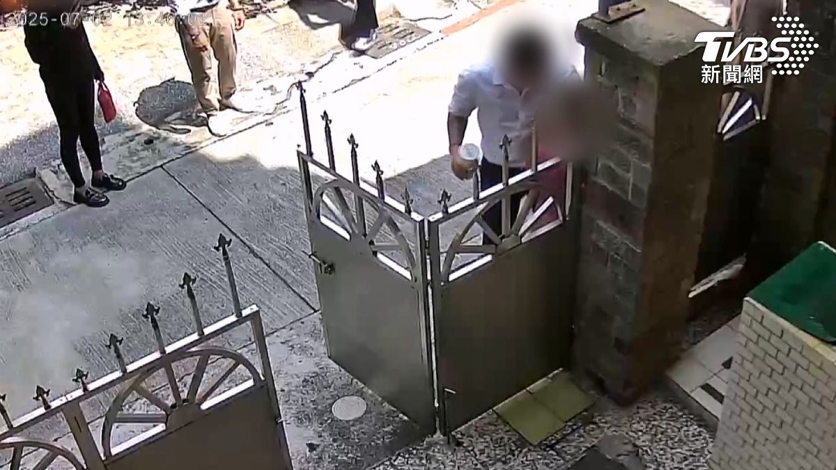 80歲獨居阿嬤擋工程遭推擠!監視器拍下3名男子踹門推打阿嬤,導致她「全身瘀青」(圖/TVBS)