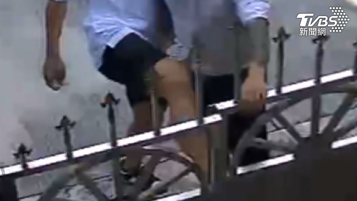 80歲獨居阿嬤擋工程遭推擠!監視器拍下3名男子踹門推打阿嬤,導致她「全身瘀青」(圖/TVBS)