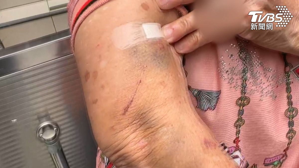 80歲獨居阿嬤擋工程遭推擠!監視器拍下3名男子踹門推打阿嬤,導致她「全身瘀青」(圖/TVBS)