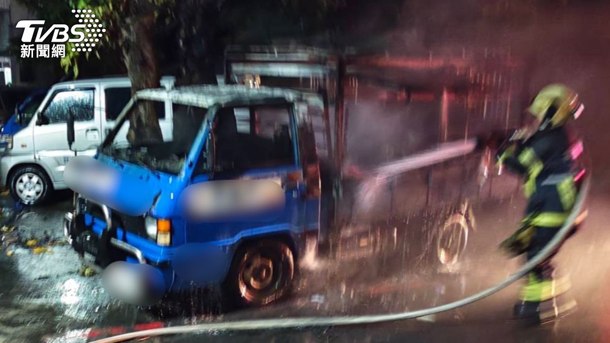 藍色小貨車突自燃,滿載的芒果瞬間付之一炬。(圖/TVBS)